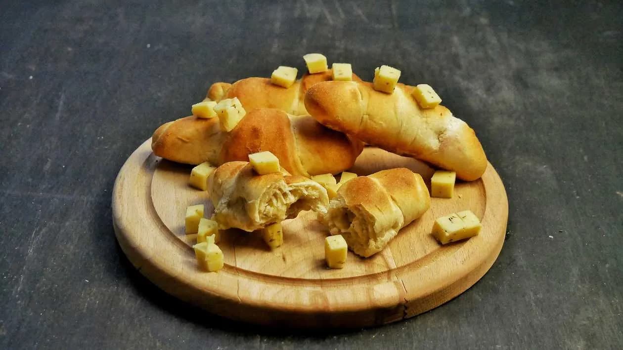 Cheese Rolls + Sauce (4 pieces)