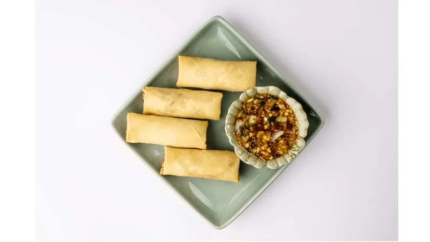 Spring Rolls z sosem słodko-kwaśnym z orzeszkami