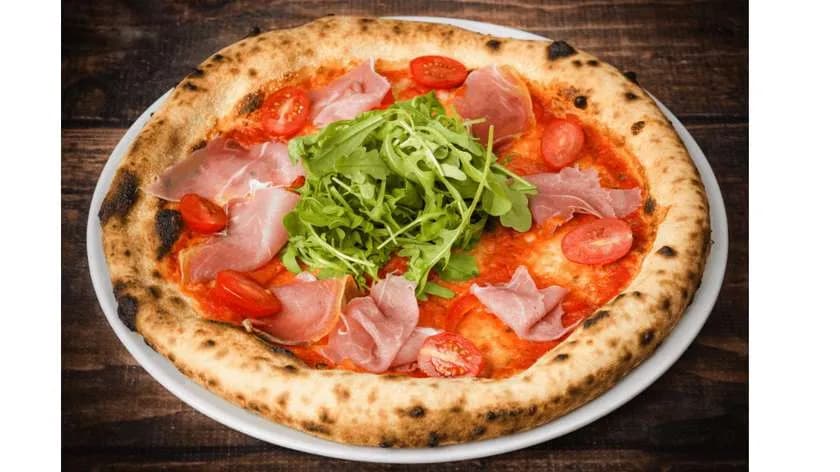 Pizza Crudo z Pieczoną Papryką