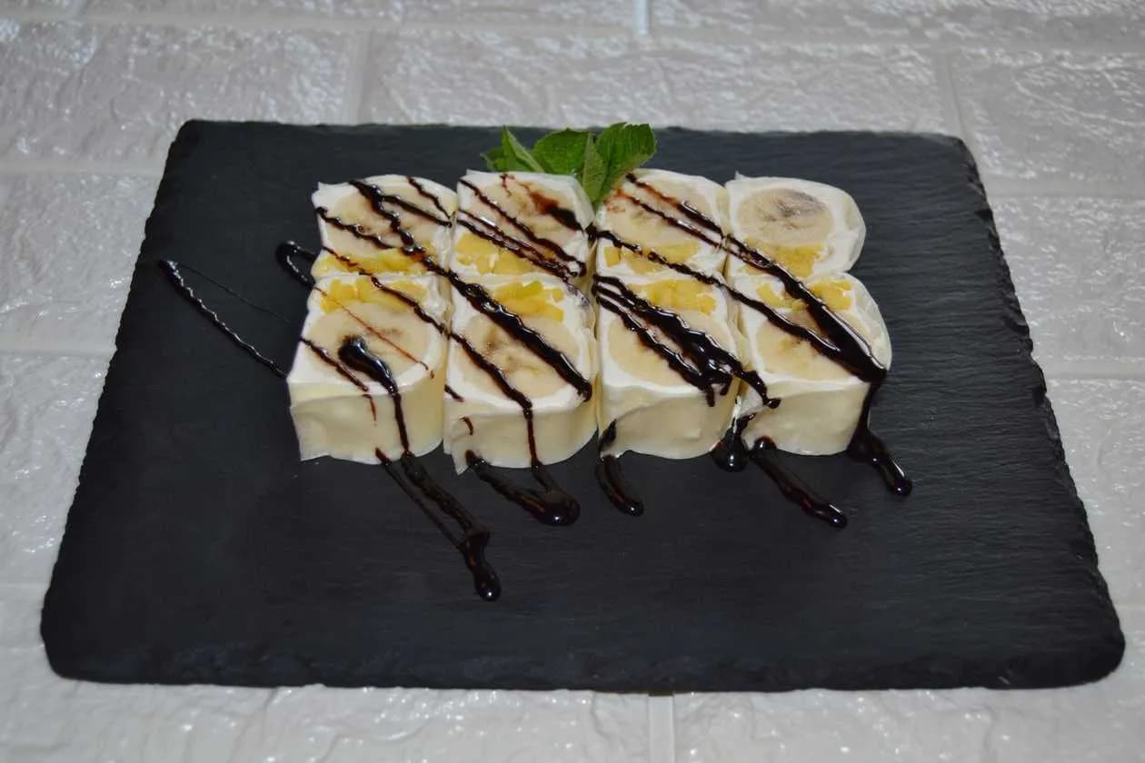 Słodkie rolki z bananem, mango i serkiem śmietankowym