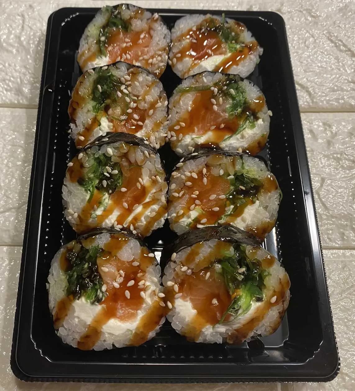 Futomaki z Wakame i pieczony łosoś