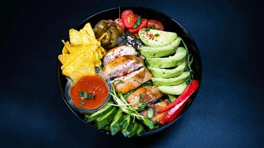 Miska nachos, kurczaka i awokado