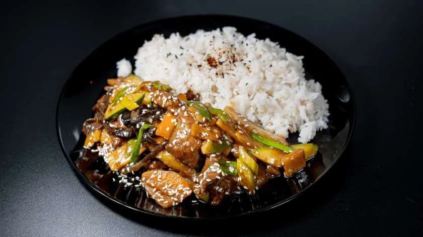 Wołowina sezamowa z ryżem