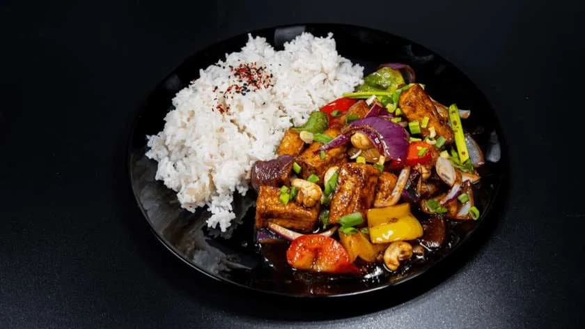 Tofu z warzywami i orzechami nerkowca