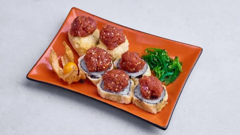 Tatar w rolce tuńczyk zapieczony w tempurze