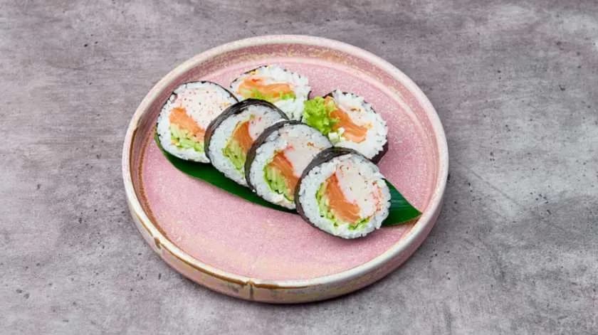 Futomaki Łosoś paluszek krabowy
