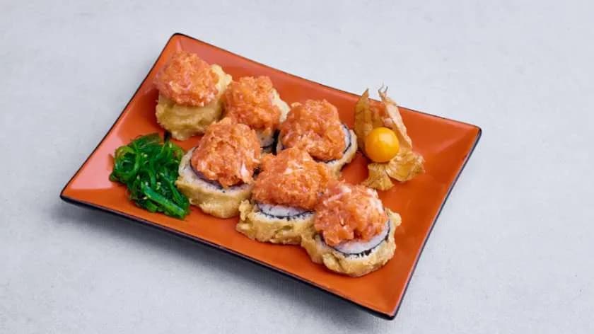 Tatar w rolce łosoś zapieczony w tempurze