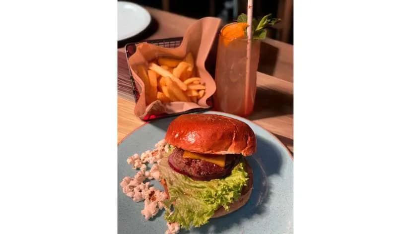 Zestaw lunchowy mięsny z frytkami i lemoniadą