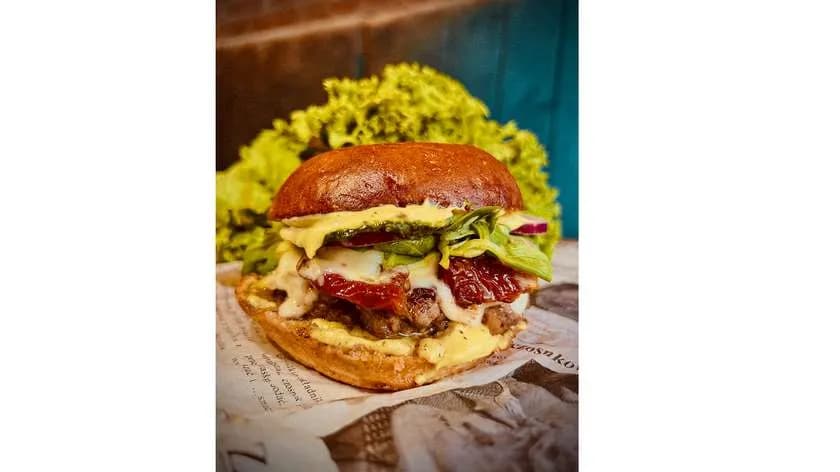 Bella Ciao Burger 200g w zestawie z frytkami