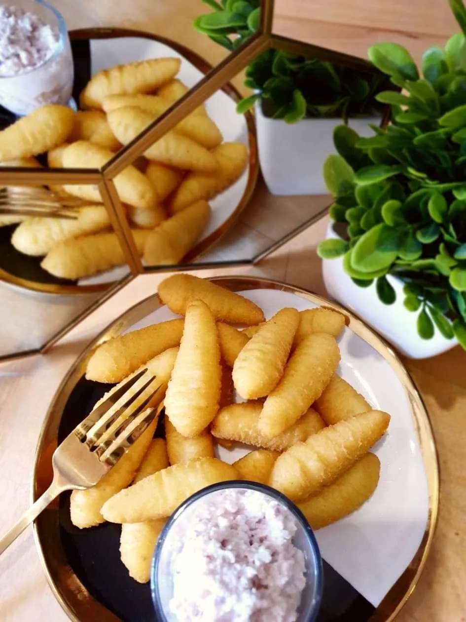 Szyszki ziemniaczane puree z sosem tysiąca wysp