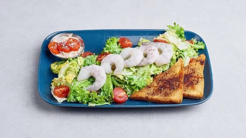 Sałatka Cezar z krewetkami