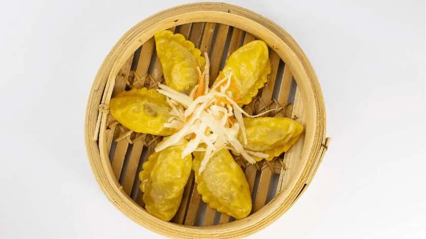 DELIKATNE CHIŃSKIE PIEROŻKI Z FARSZEM DROBIOWO-WARZYWNYM