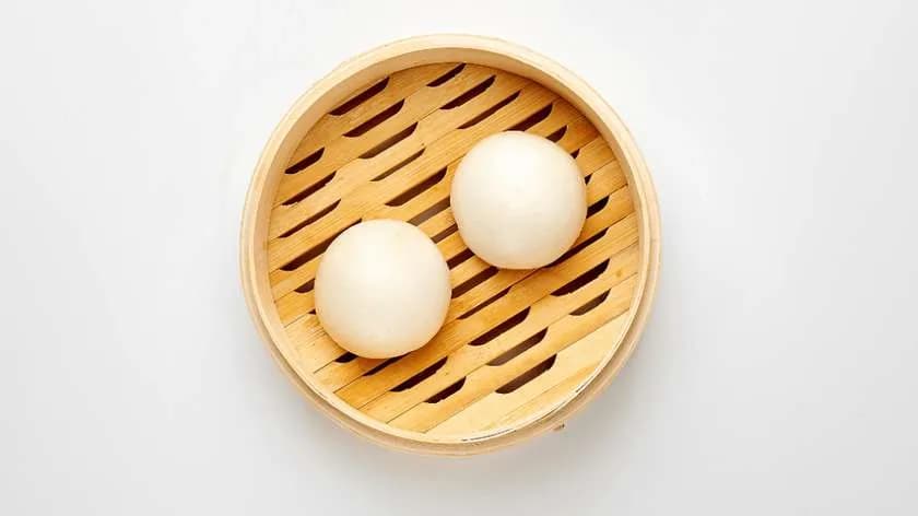 Chińskie bułeczki z nadzieniem budyniowym podawane z sosem