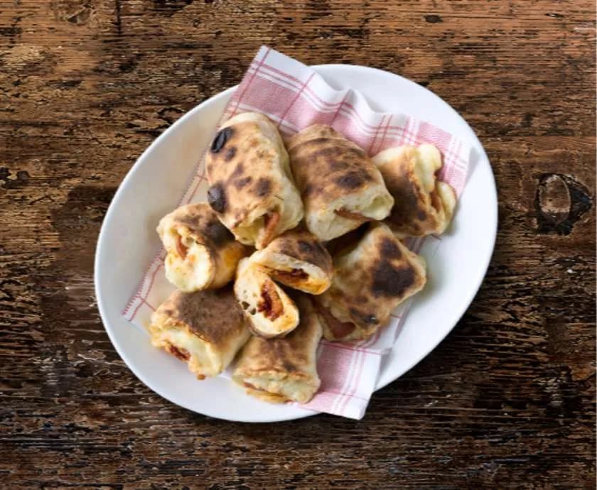 PIZZA ROLL Z SEREM, PIKANTNYM WŁOSKIM SALAMI I KIEŁBASĄ NDUJA