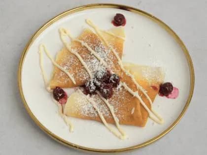 Naleśnik z Białym Twarożkiem i Wiśniami