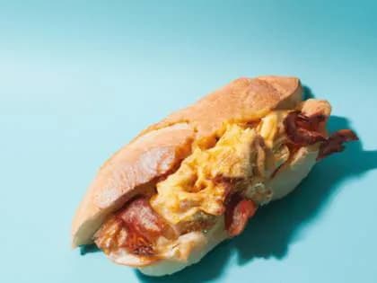 Kanapka z Jajecznicą i Kiełbasą