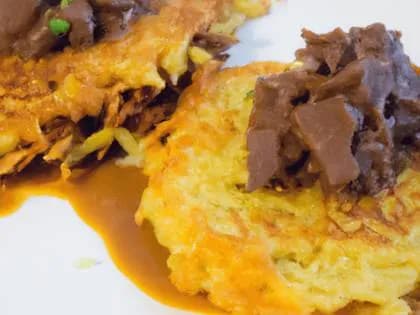 Placki ziemniaczane z gulaszem wieprzowym