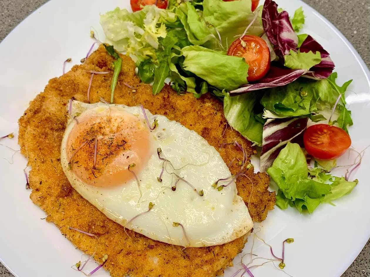 Kotlet Schabowy z jajkiem sadzonym i sałatką.