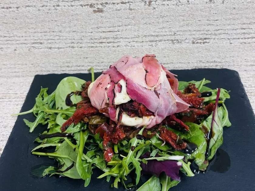 Sałata z mozzarellą i bekonem