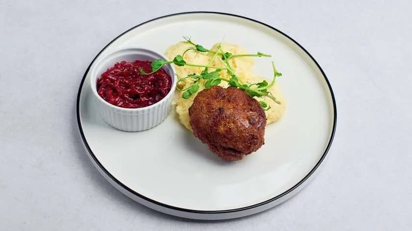 Zestaw 14. Kotlet mielony z ziemniakami puree i buraczkami zasmażanymi