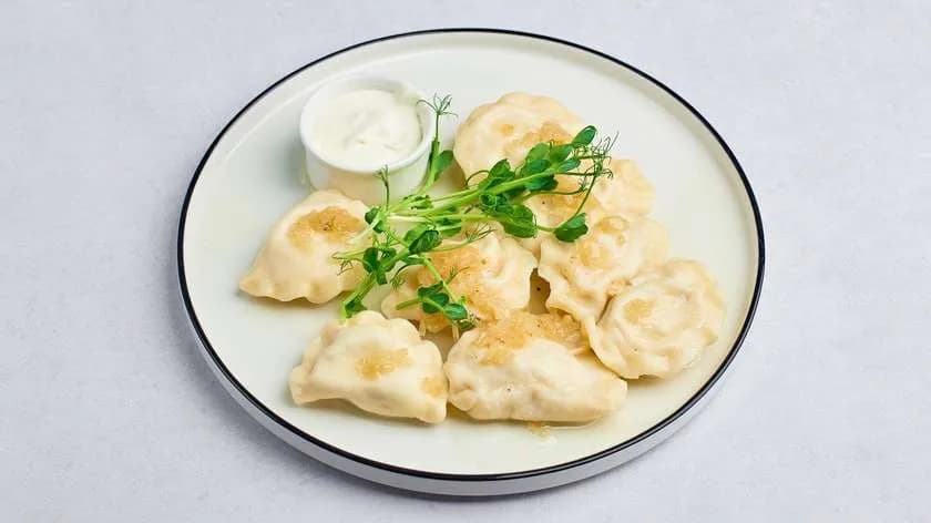 Zestaw 9c. Pierogi z kapustą i okrasą z cebulki lub śmietaną (8 szt.)