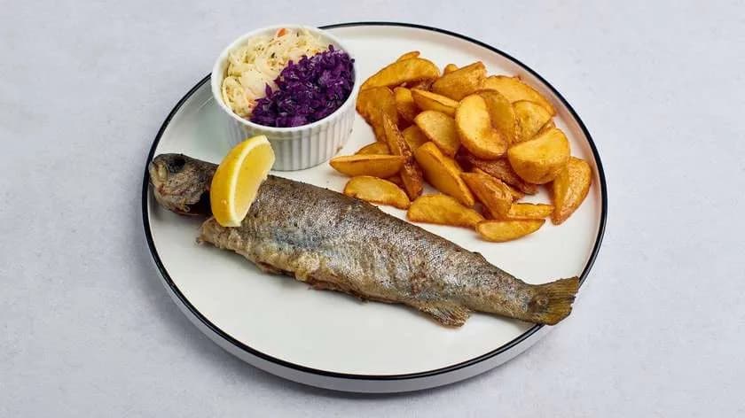 Zestaw 33. Pstrąg pieczony z ziemniakami opiekanymi i zestawem surówek