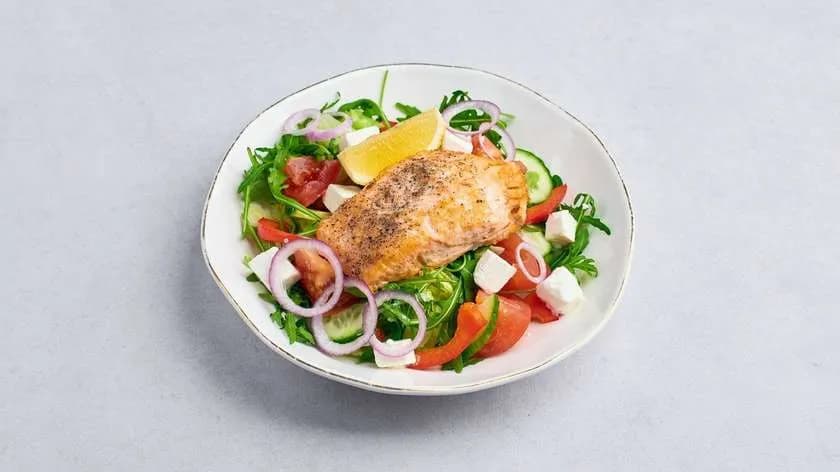 Zestaw 18a. Sałatka z pieczonym łososiem, serem typu feta