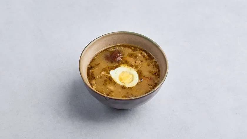 Żurek z jajkiem i kiełbasą