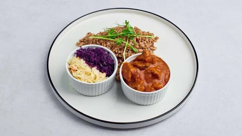 Zestaw 12. Gulasz wieprzowy z kaszą gryczaną i zestawem surówek