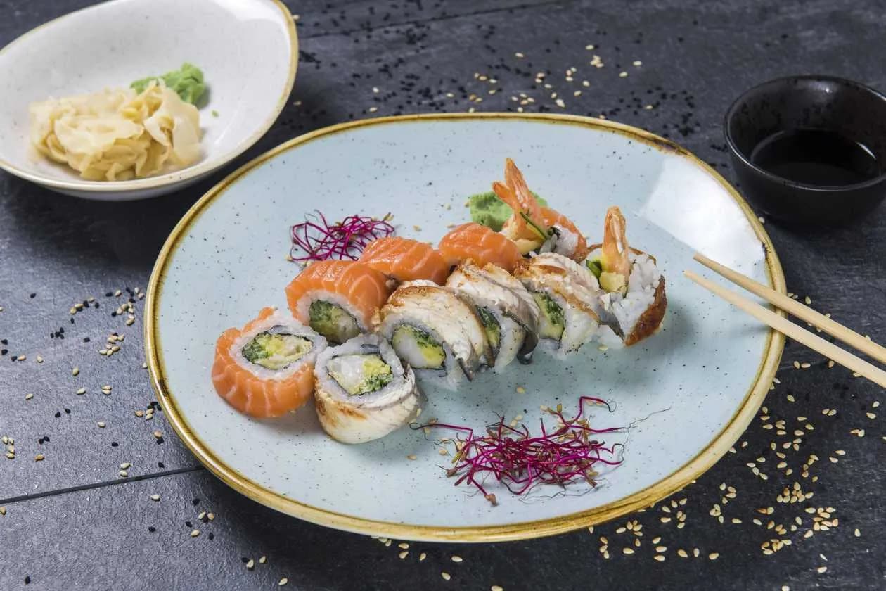 Specialna California z Krewetką w tempurze, góra : łosoś i węgorz