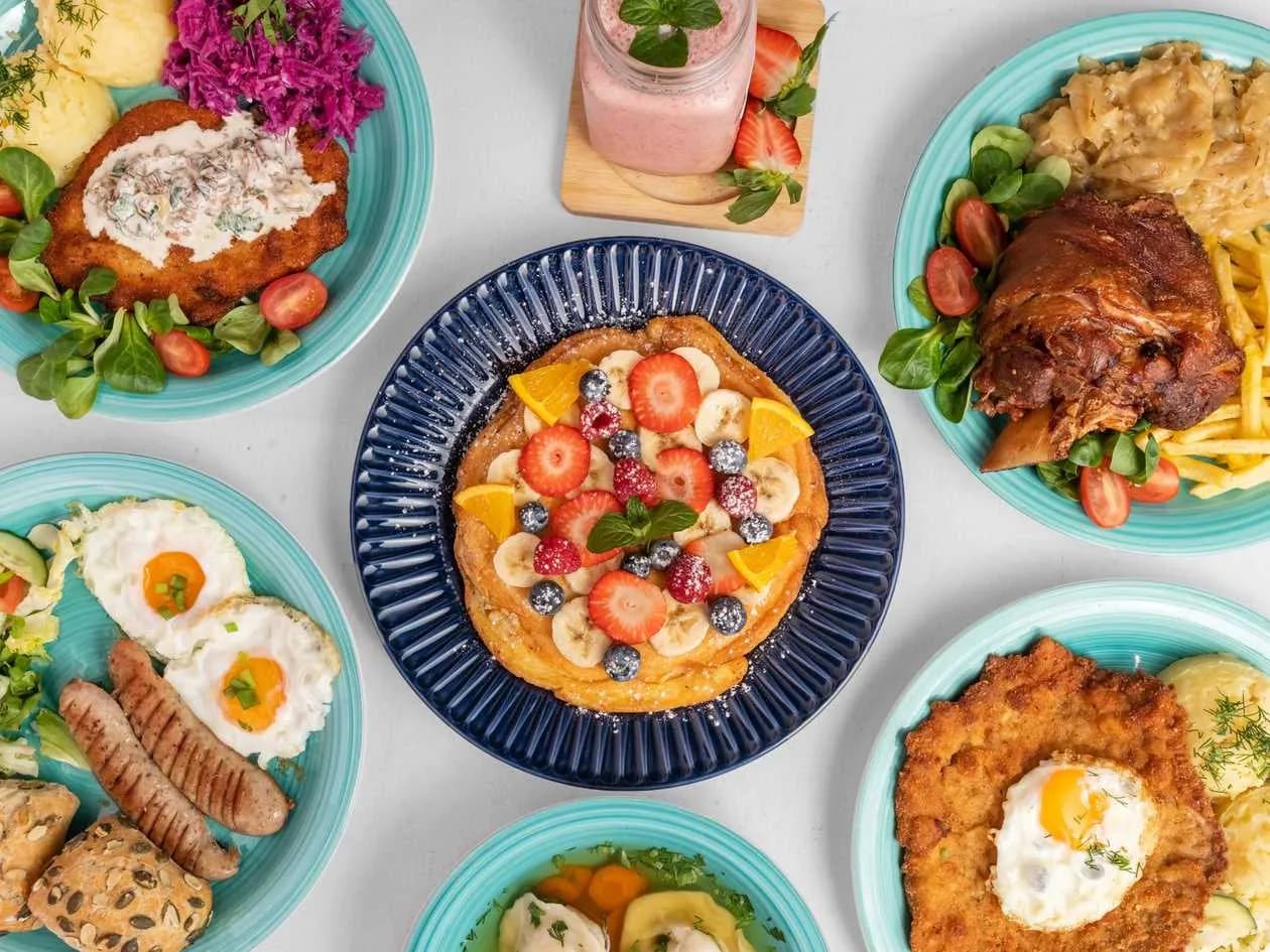 OMLET NA SŁODKO Z OWOCAMI SEZONOWYM