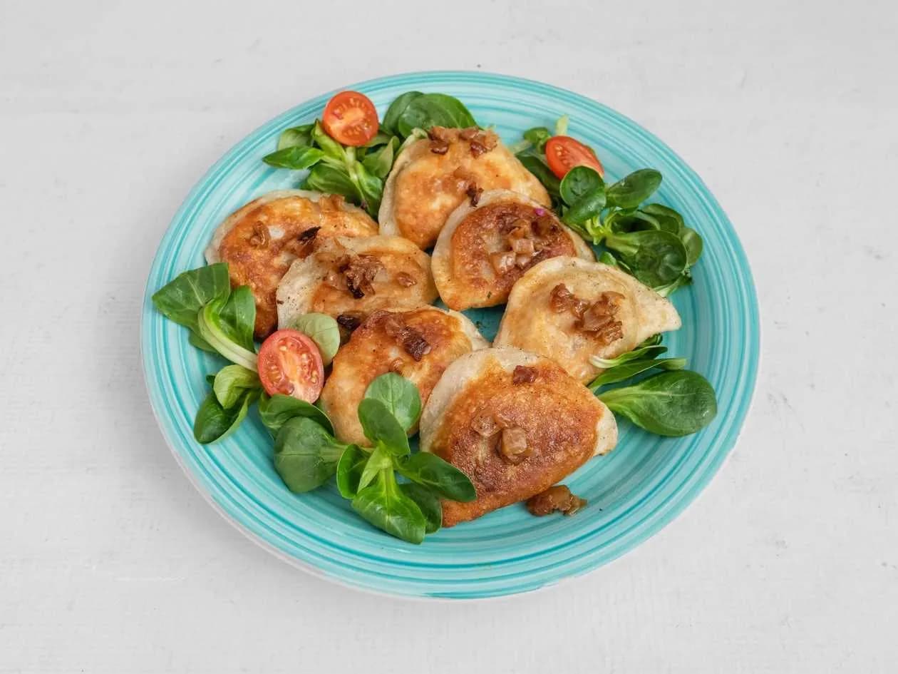 PIEROGI Z MIĘSEM I OKRASĄ