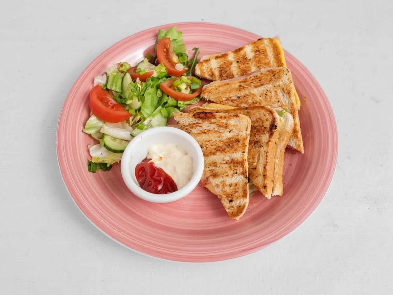 TOSTY Z SEREM ŻÓŁTYM, POMIDOR, OGÓREK KISZONY