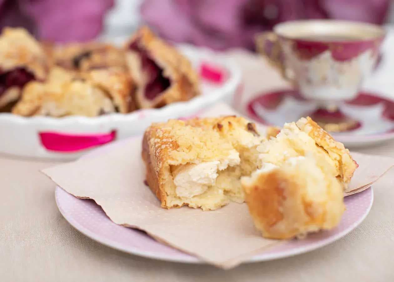 Cheese with Raisins Yeast Cake