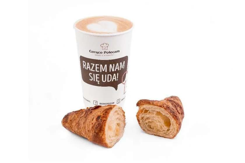 Croissant z marcepanem + kawa