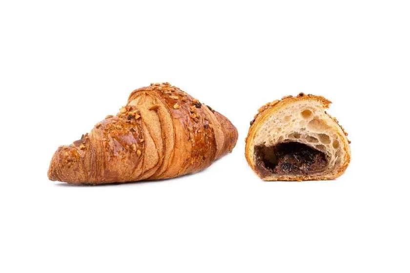 Croissant z czekoladą i orzechami