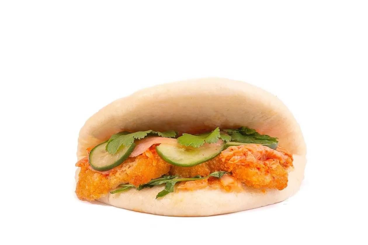 Bao z kurczakiem panierowanym