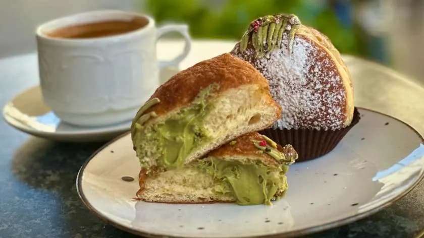 Pączek premium pistacja