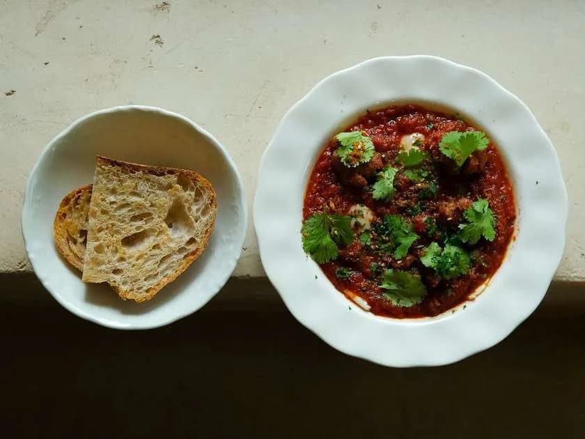 Shakshuka z kiełbaskami