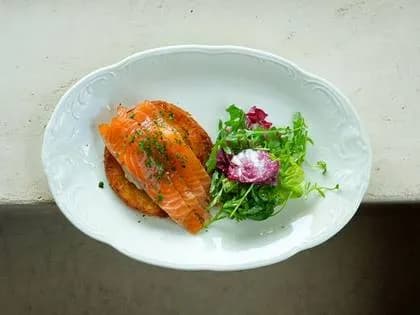 Haszbraun z łososiem