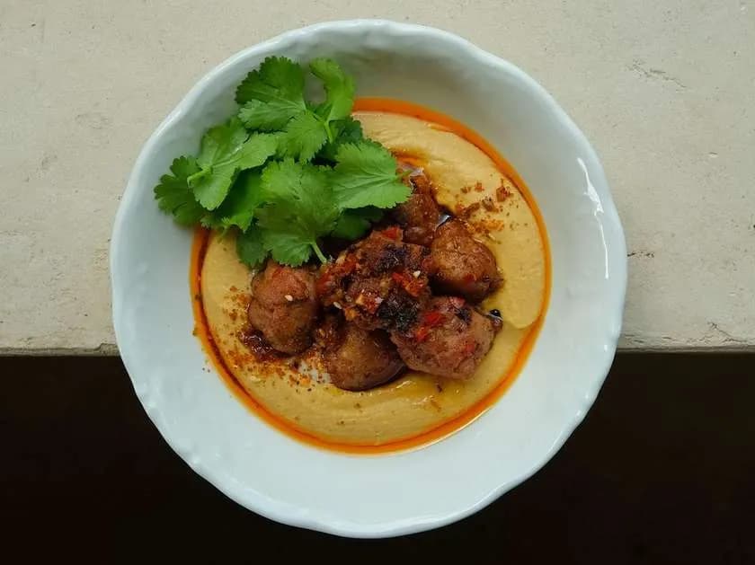 Hummus z kiełbaskami