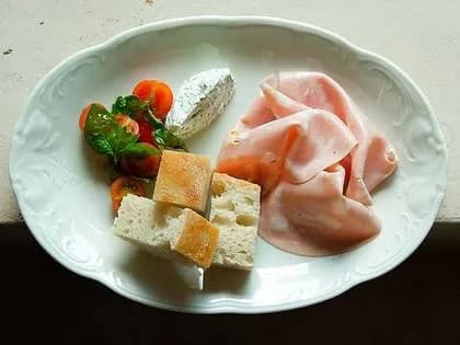 Focaccia z mortadelą