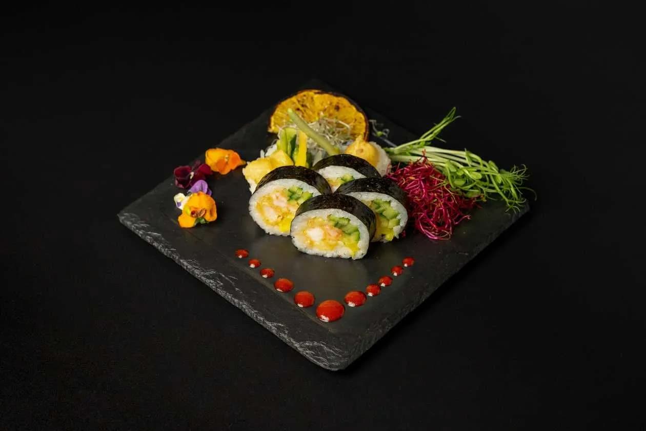 Baked Futomaki prawn in tempura, mayonnaise, oshinko, cucumber, lettuce