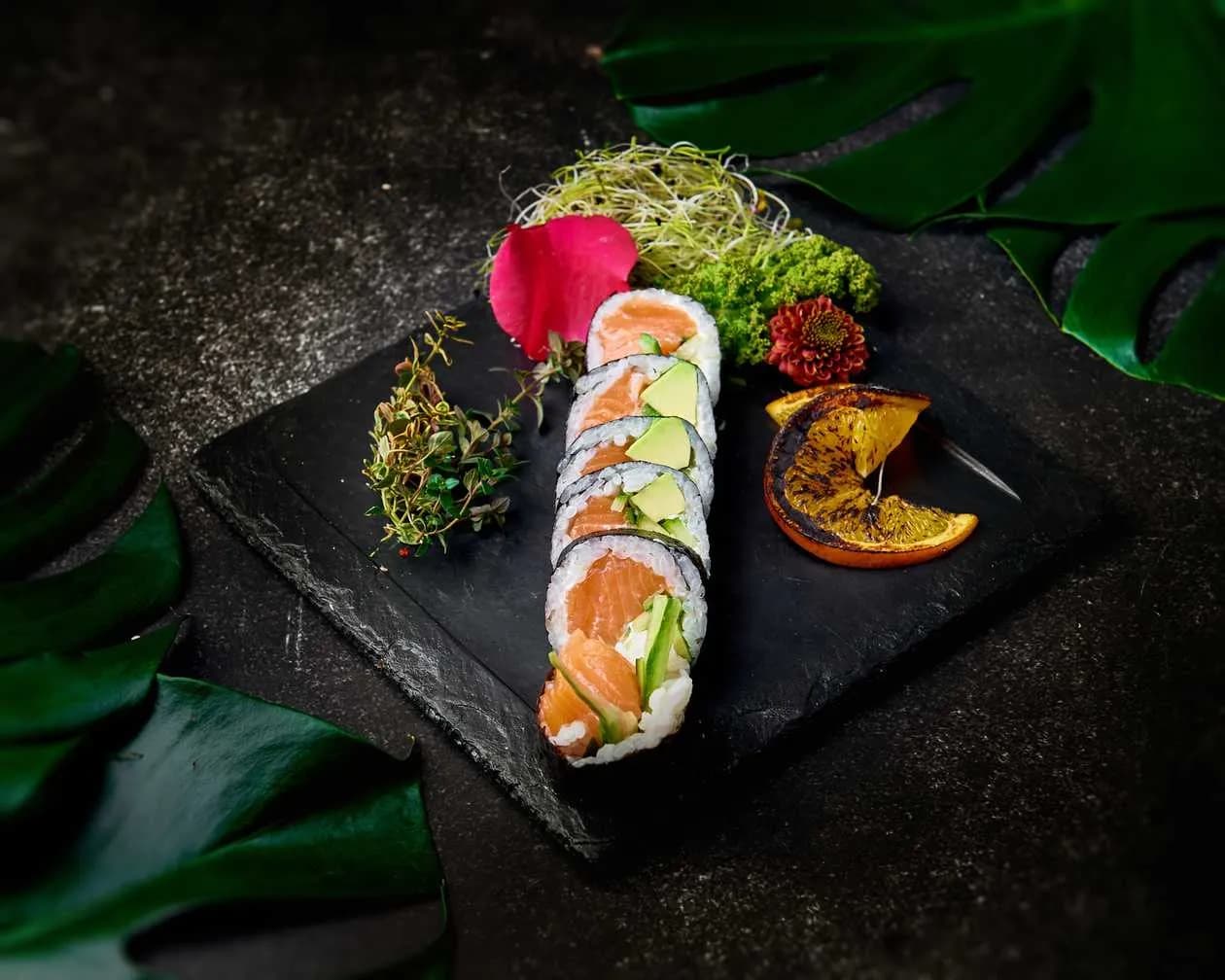 Futomaki salmon, philadelphia, avocado, cucumber, lettuce