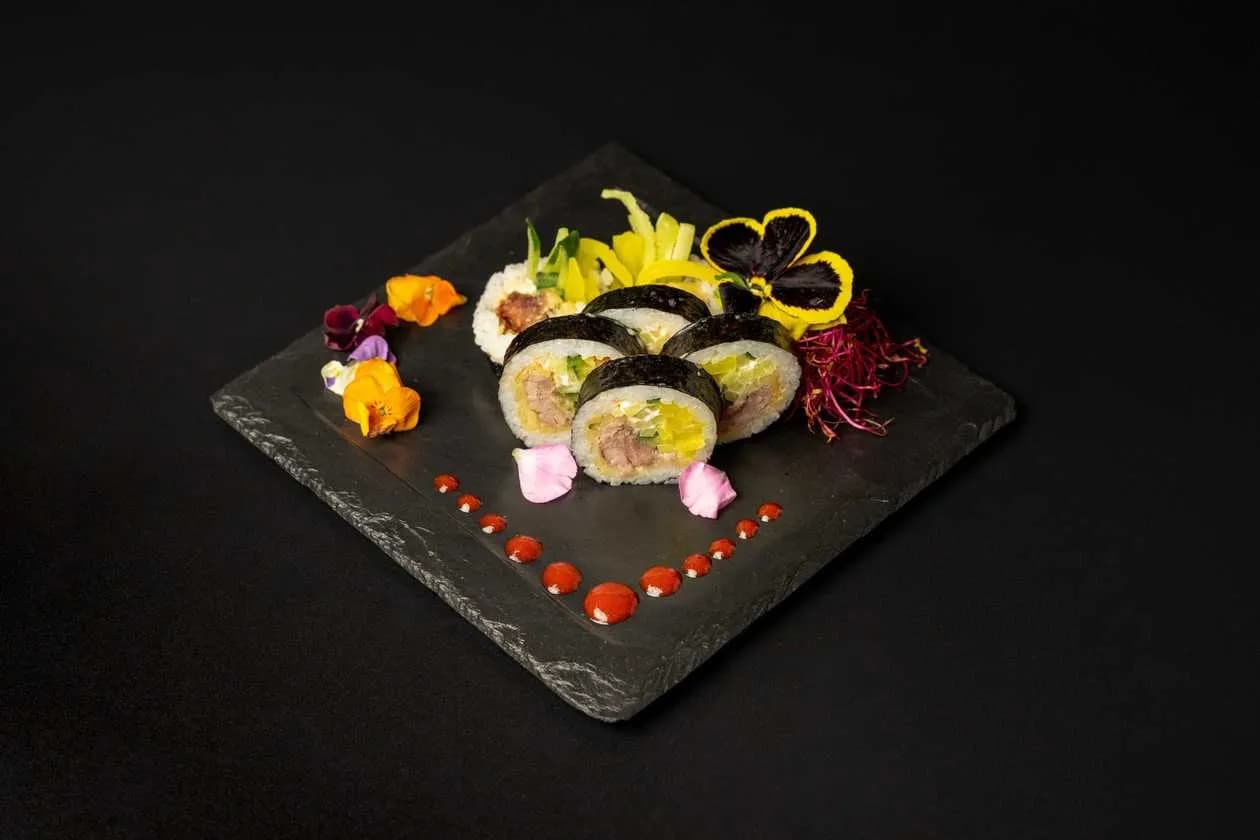 Futomaki tuna tartare, cucumber, lettuce