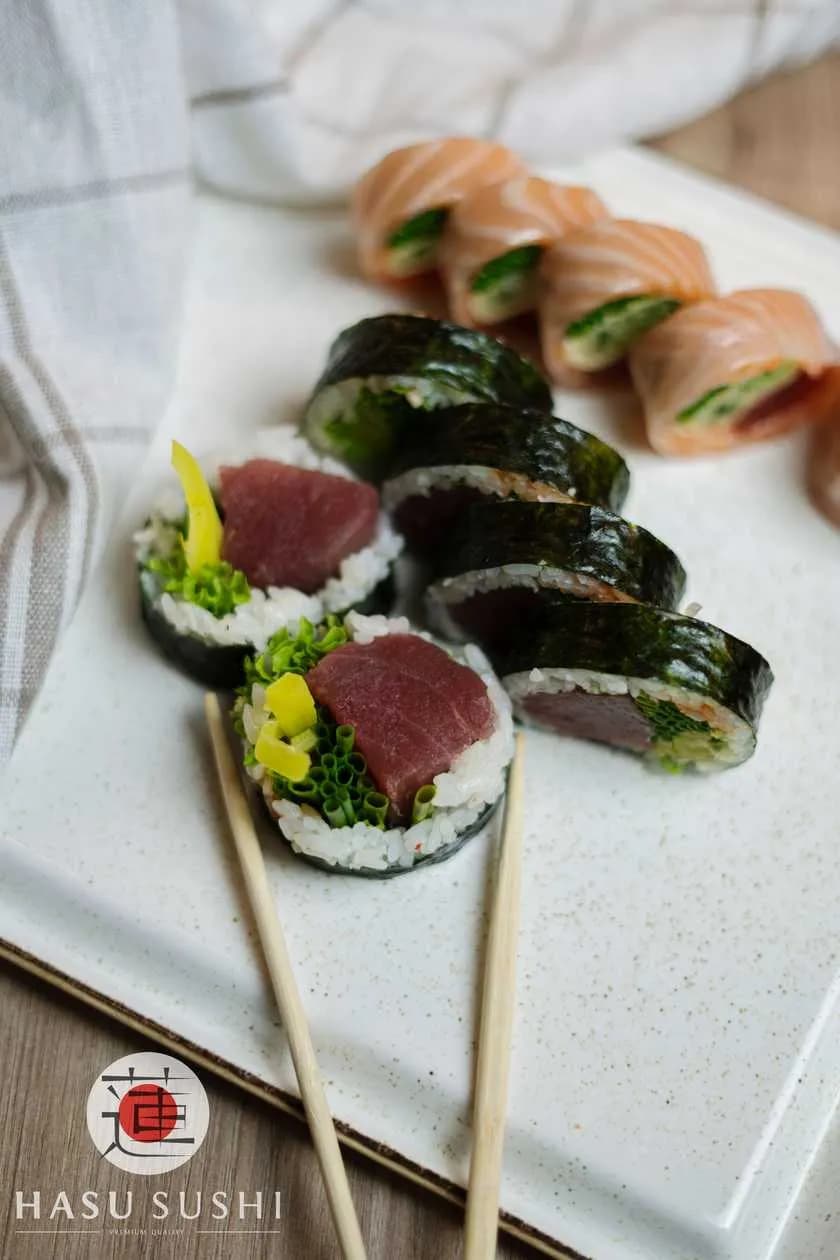 Futomaki tuna, spicy mayo, oshinko, leek, lettuce