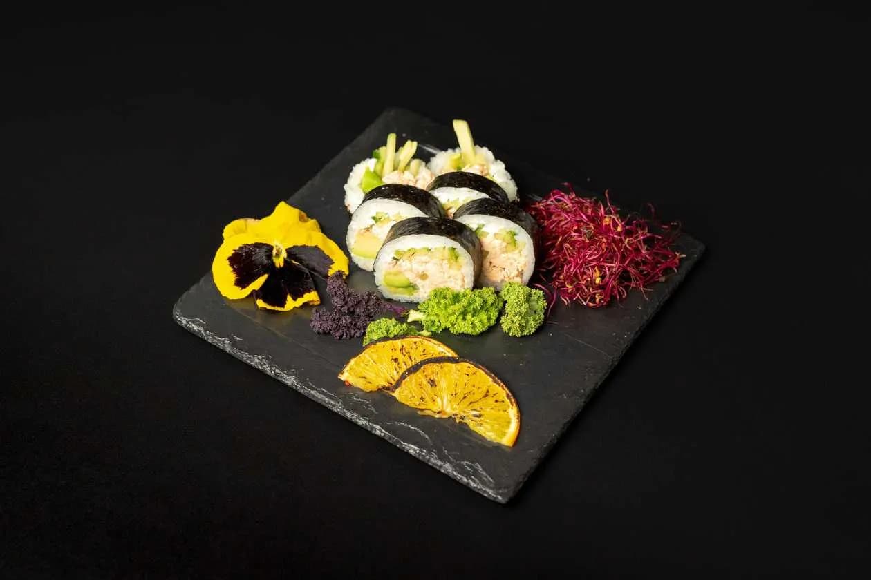 Futomaki salmon tartare, cucumber, lettuce