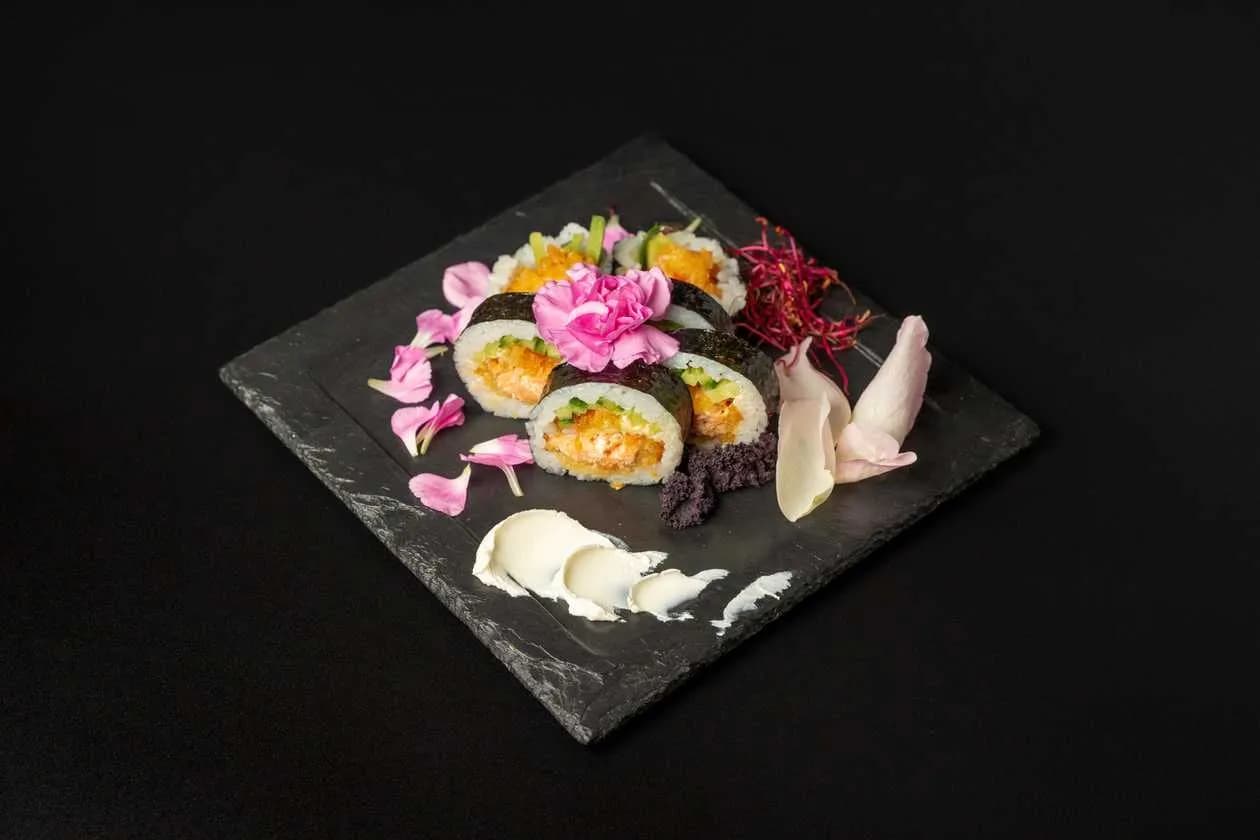 Baked Futomaki crispy salmon mayonnaise, cucumber, lettuce