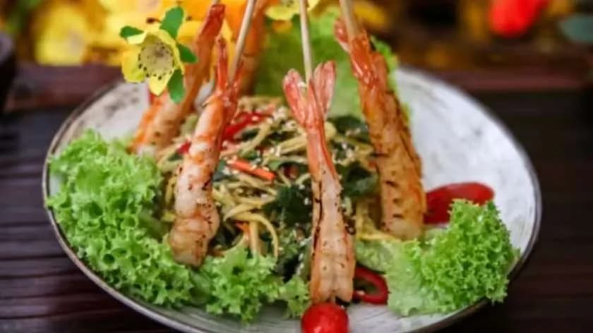 Sałatka z mango i krewetki z grilla