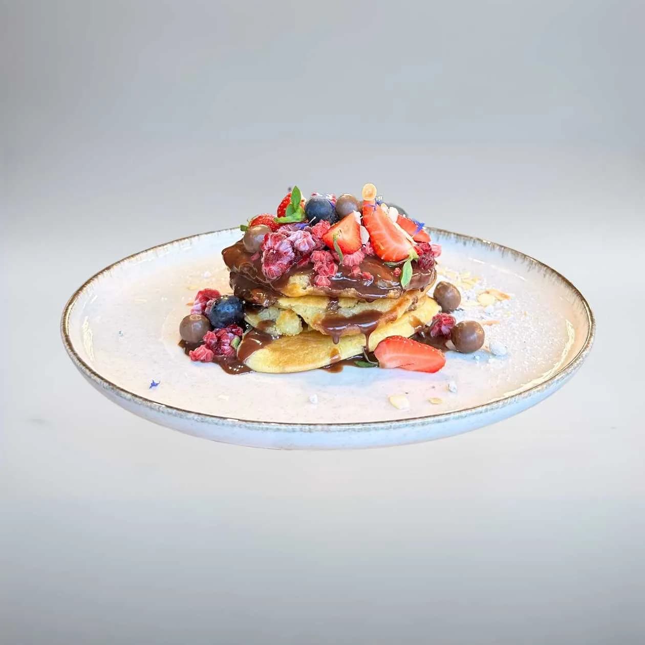 Pankejki z domową polewą czekoladową i owocami sezonowymi